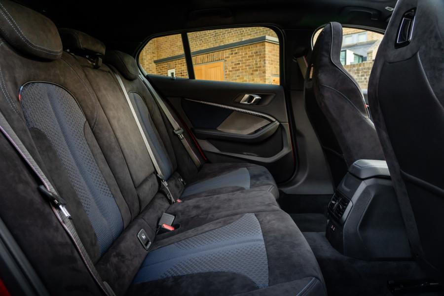 Интерьер BMW M135i xDrive (F40) 2019 года  (UK) (фото 21 из 50)